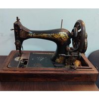 Винтажная швейная машинка Singer популярная модель начало ХХ века . Винтажный коллекционный предмет , можно использовать как предмет декора .