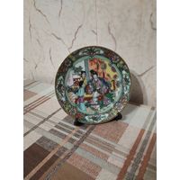 Декоративная фарфоровая тарелка. Китай. Семидесятые.Винтаж. Ручная роспись.Диаметр 10 см.