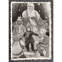 Фото мальчика с новогодней инсталляцией. 8х12 см