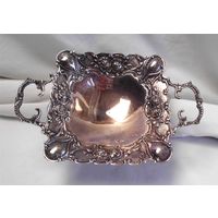 Конфетница Орешница на подставке 21 х 14 см Серебрение