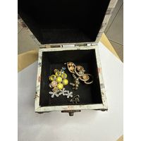 Шкатулка с брошами