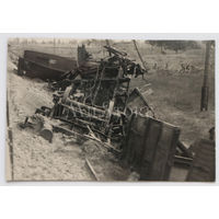 Партизанская война. Спущенный под откос немецкий поезд. Уничтоженные железнодорожные вагоны.