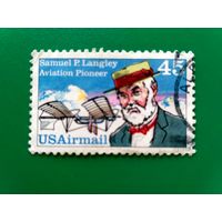 Марка США. Сэмюэл Пирпонт Лэнгли (1834-1906) со своим экспериментальным самолетом.