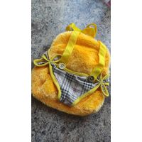 Яркий рюкзачок, можно посадить мягкую игрушку. Размер 27 на 24 см.