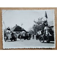 Фото из СССР. Праздничная колонна на мотоциклах. 9х12 см.