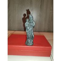 Тяжёлая, металлическая фигурка "Дева Мария с младенцем", высота 10.5 см.