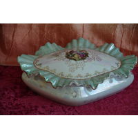 Шкатулка фарфоровая ( !5 см х 20,5 см  высота 5,5 см )  целая