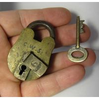 Бронзовый старинный навесной замок с ключиком. Рабочий