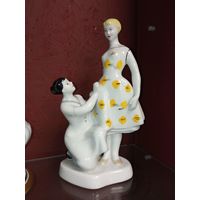 Девушка на примерке. состояние . фарфоровая статуэтка с рубля