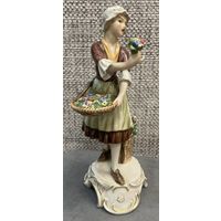 Фарфоровая статуэтка Goebel Германия. Девушка продавец цветов. Высота 23 см. 1971 год.
