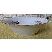 Винтажная фарфоровая сервировочная миска с цветочным узором и позолотой эпохи СССР