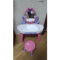 Столик для красоты, зеркало и стул. Очень милый набор, хорошее состояние. Есть еще крышечки для боковушек, но нет одного фиксатора (штырек), можно самим сделать, мы крышки не использовали. Нужно снять