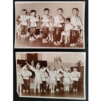 Тры фоты дзетак у беларускіх народных касцюмах на Першамайскім ранішніку. 11х17 см. Цана за ўсе.