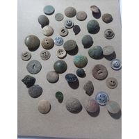 Старые пуговицы из земли разные