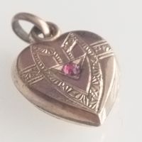 Винтажный медальон- миниатюра с  рубиновой вставкой. Гравировка. Позолота.2,4х1,5х4 мм..