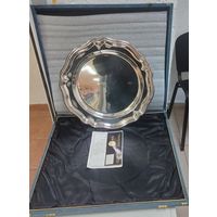 Винтажный поднос ( посеребренный ) зеркальная полировка  . В презентабельном чехле , хороший презент или подарок .