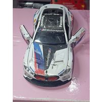 Машинка , фары , стопы  горят  , сигналит  .