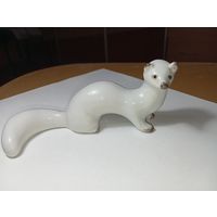 Фарфоровая статуэтка  - Ласка (также часто упоминается как куница, соболь или горностай) производства Полонского фарфорового завода (ЗХК Полонное) или ЛФЗ времен СССР .