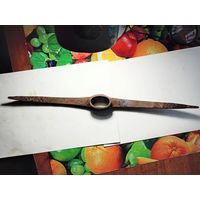 Старинная длинная кирка с клеймом.