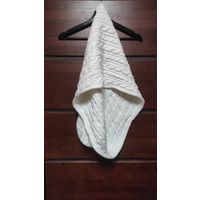 Шарф/снуд светлого цвета, 68 см в два сложения, ширина 36 см, отличное состояние, состав не знаю, приятный на ощупь, плотной вязки шарф.