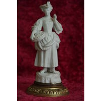 Статуэтка фарфоровая  19 см (  целая )