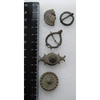 Все лоты с рубля.Фибулы,вислая печать,накладки