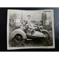 СЕМЬЯ НА МОТОЦИКЛЕ.