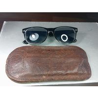 Очки в классическом стиле Wayfarer. Эта форма оправы является одной из самых популярных и узнаваемых в мире. Предсезонная распродажа Винтажных солнцезащитных очков