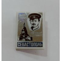 Значок "Л-т Шмидт. Севастополь". Фарфор.