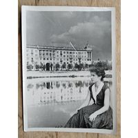 Фото девушки. Минск. Набережная Свислочи. 1960-е г. 9х12 см