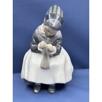 Фарфоровая фигура "Вяжущая девочка". Дания, г. Копенгаген, Royal Copenhagen, 1961 год.