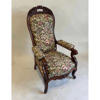 Старинное кресло из красного дерева