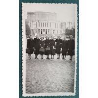 Фото группы девушек перед зданием Театра оперы и балета. г.Минск. 1950-е. 5х9 см.