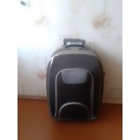 Чемодан на колесиках