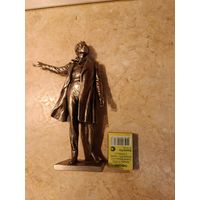 Фарфоровая статуэтка Пушкина, салумин,17 см.