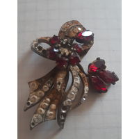 Брошь старая гранатовое стекло в реставрацию