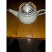 Пузатенький ,круглый заварочный чайник с крышечкой с золотым ободком.