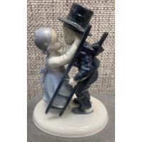 Фарфоровая статуэтка "Кухарка и трубочист" ГДР, Metzler & Ortloff, середина 20 века. Высота: 16 см, размер основания: 12 х 9 см.