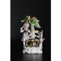 Декоративная, фарфоровая статуэтка/вазочка, девочка с ягненком.