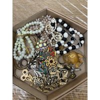 Большой лот винтажной бижутерии. Броши, бусы и много разных украшений, торги с рубля