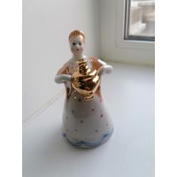 Статуэтка Девушка с самоваром, Дулево
