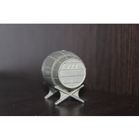 Оловянный, декоративный, миниатюрный бочонок на подставке.