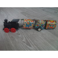 Заводной паровозик и вагоны.