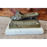 Туфля бронзовая на каменном основании
