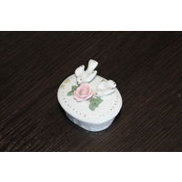 Фарфоровая шкатулка, выполнена в винтажном стиле, имитирующего плетение корзины и съемной крышки.