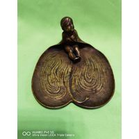 Старинная пепельница  из металла Мальчик с крылышками самая привлекательная цена трёхдневный аукцион