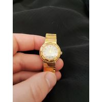 Женские кварцевые часы HALSTON