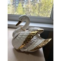 Статуэтка "Лебедь", цвет: слоновая кость с золотой отделкой, декорирована стразами Swarovski. Материал: фарфор. Страна: Италия. Все изделия Ahura декорированы 24-х каратным золотом, платиной и кристал