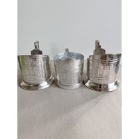 ПОДСТАКАННИКИ ИЗ СЕРИИ СВЕРДЛОВСКА :"ЦЕНТРАЛЬНЫЙ СТАДИОН СВЕРДЛОВСКА", "ТЕАТР ОПЕРЫ И БАЛЕТА", "СВЕРДЛОВСКУ 250 ЛЕТ". НЕЧАСТЫЕ. АЛЮМИНИЙ. 1957 ГОД. ТРИ(3) ШТУКИ ОДГИМ ЛОТОМ. СМ.ФОТО И ОПИСАНИЕ.