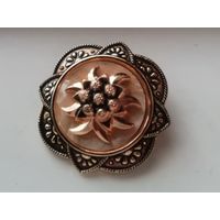 Винтажный зажим для платка. Эдельвейс на перламутровой пластине. 3,5 см. ФРГ.